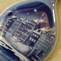 blå hvid Nyhavns motiv på porcelæns dråbe fra Den Kongelige Porcelænsfabrik. gammelt julepynt